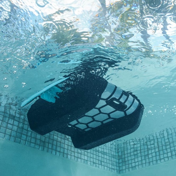 Robot skimmer complémentaire au nettoyeur de fond : réduire la charge de filtration