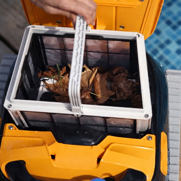 Brossage actif PVA et filtration multicouche 30 microns du robot Dolphin E40i