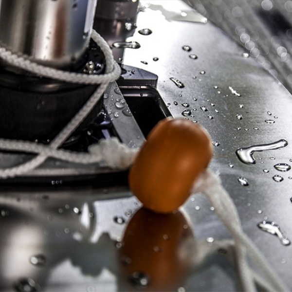 Écran tactile Hexa Connect et télécommande étanche du robot Hexagone Chrono